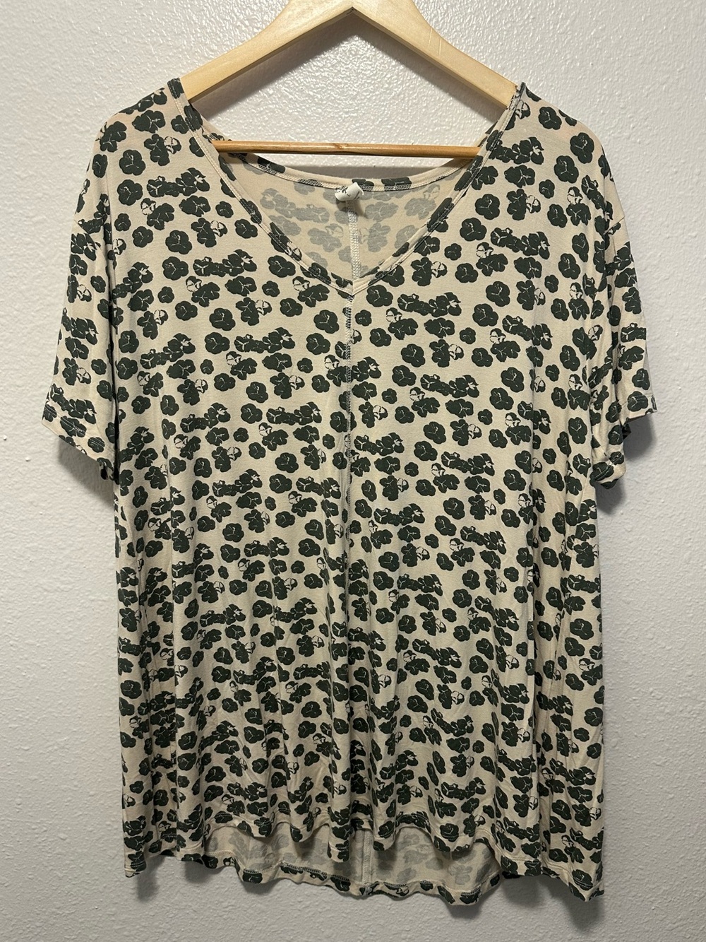 kate quinn Cream Short Sleeve V-Neck Top with Green Floral Print